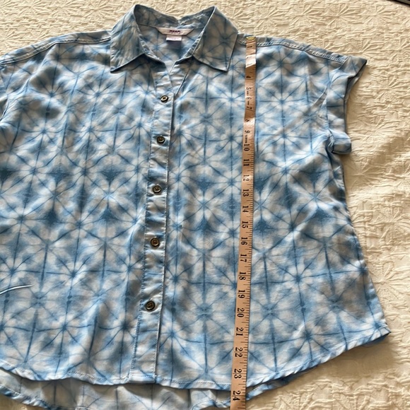 Blue and white shibori button up blouse with shirt sleeves. - Picture 7 of 8